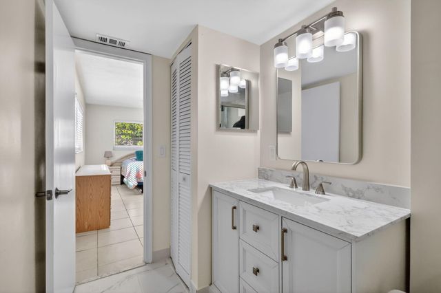 2615 NE 1ST Court 201, Boynton Beach, FL 33435