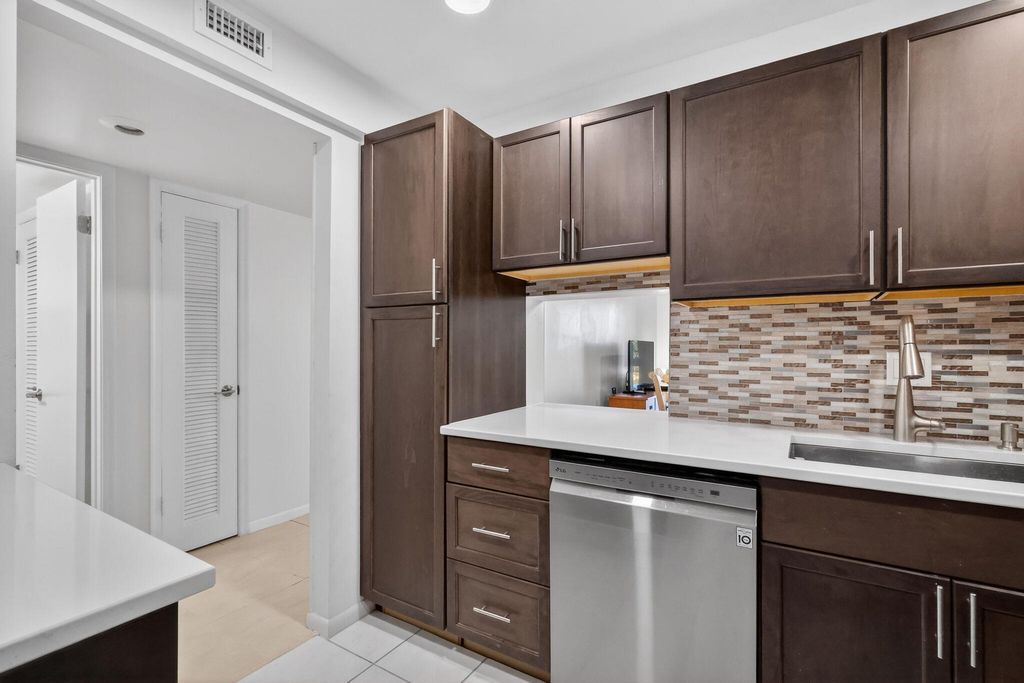 2615 NE 1ST Court 201, Boynton Beach, FL 33435