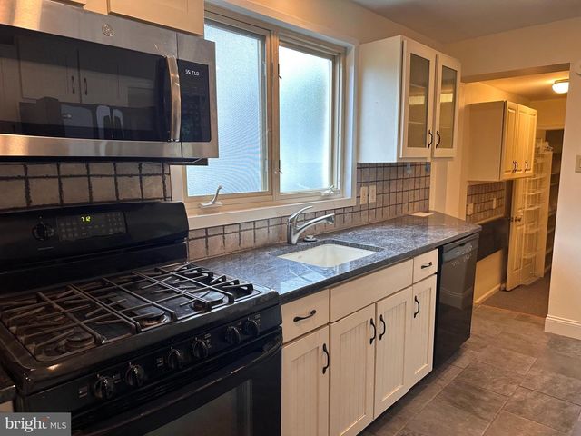 8 ARTHUR RD, Bryn Mawr, PA 19010