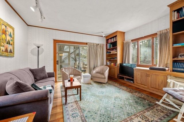 126 Moffat Rd, Newton, MA 02468