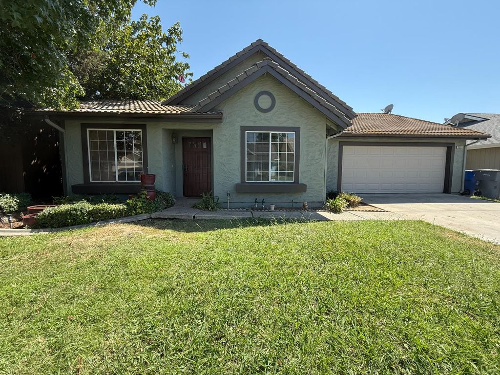 2115 E Minarets Avenue, Fresno, CA 93720
