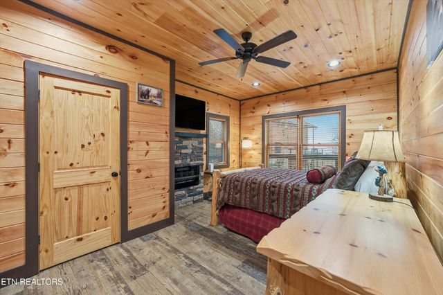 1104 Laddie Buck Lane, Gatlinburg, TN 37738