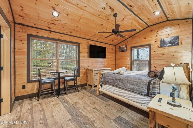 1104 Laddie Buck Lane, Gatlinburg, TN 37738