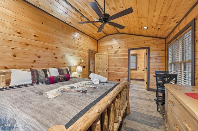 1104 Laddie Buck Lane, Gatlinburg, TN 37738