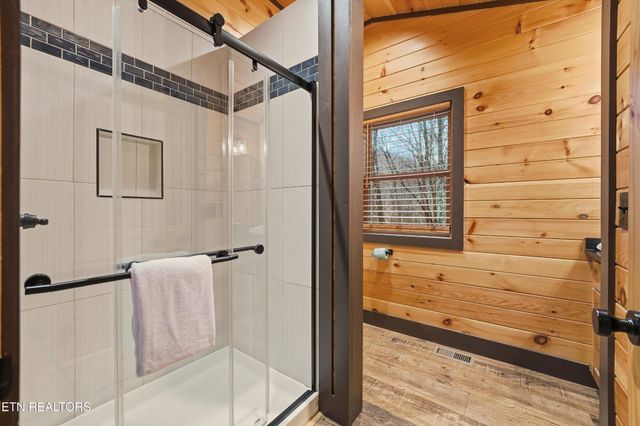 1104 Laddie Buck Lane, Gatlinburg, TN 37738