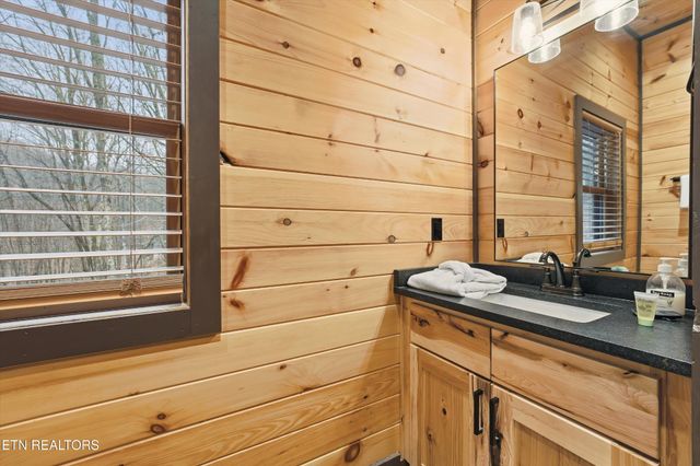 1104 Laddie Buck Lane, Gatlinburg, TN 37738