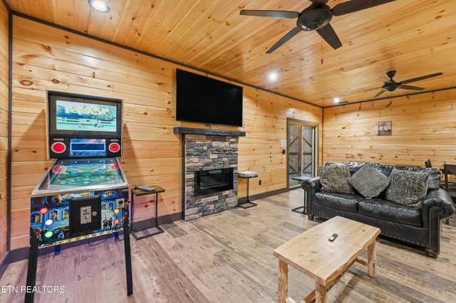 1104 Laddie Buck Lane, Gatlinburg, TN 37738