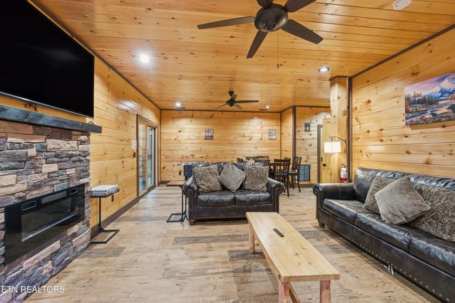 1104 Laddie Buck Lane, Gatlinburg, TN 37738