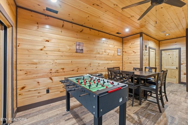 1104 Laddie Buck Lane, Gatlinburg, TN 37738