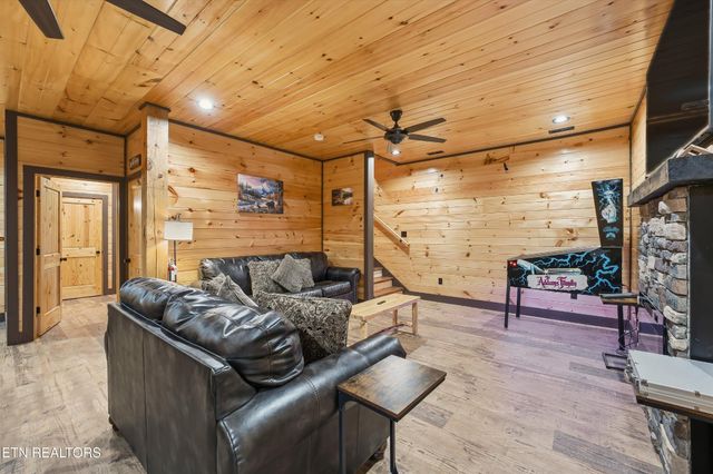 1104 Laddie Buck Lane, Gatlinburg, TN 37738