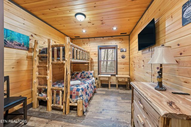 1104 Laddie Buck Lane, Gatlinburg, TN 37738