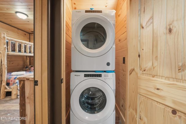 1104 Laddie Buck Lane, Gatlinburg, TN 37738