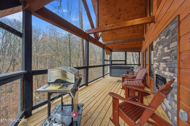 1104 Laddie Buck Lane, Gatlinburg, TN 37738