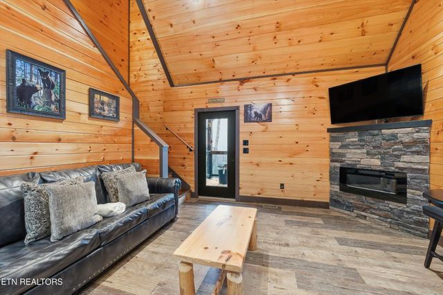 1104 Laddie Buck Lane, Gatlinburg, TN 37738