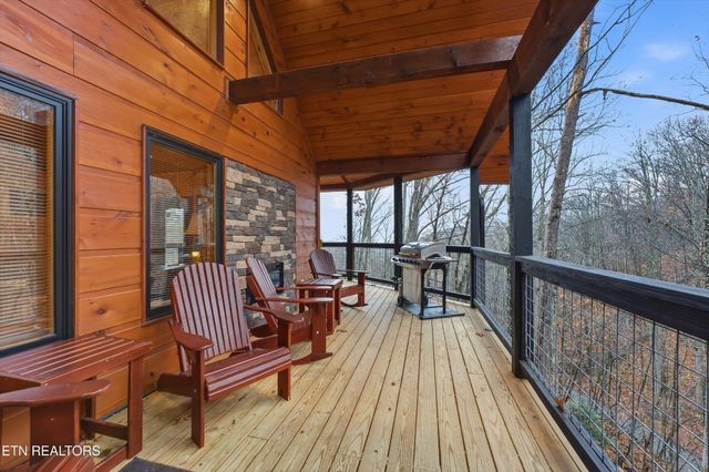 1104 Laddie Buck Lane, Gatlinburg, TN 37738