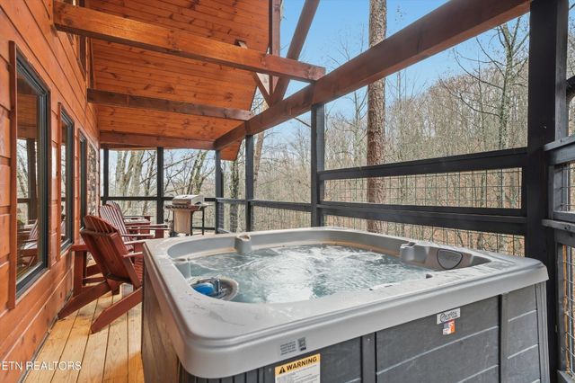 1104 Laddie Buck Lane, Gatlinburg, TN 37738