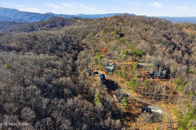 1104 Laddie Buck Lane, Gatlinburg, TN 37738