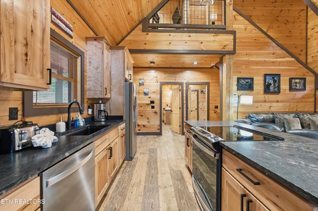 1104 Laddie Buck Lane, Gatlinburg, TN 37738