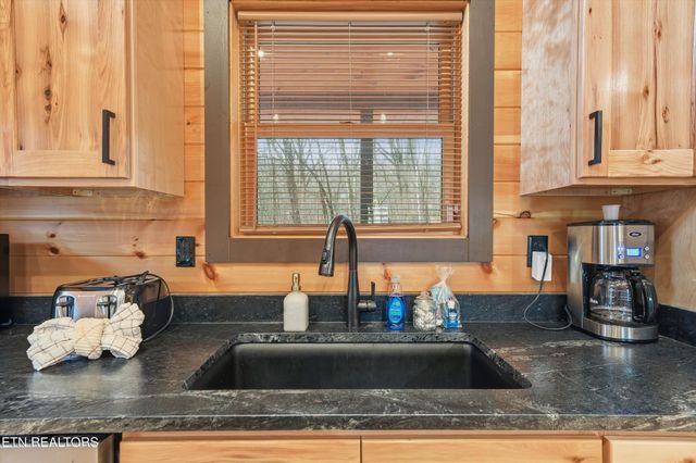 1104 Laddie Buck Lane, Gatlinburg, TN 37738