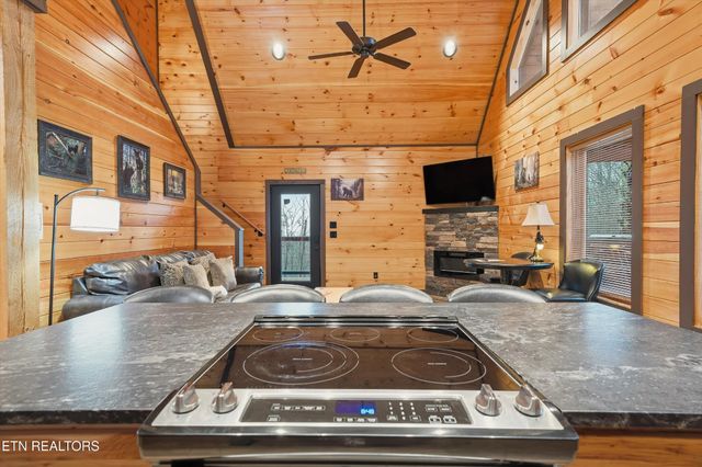 1104 Laddie Buck Lane, Gatlinburg, TN 37738