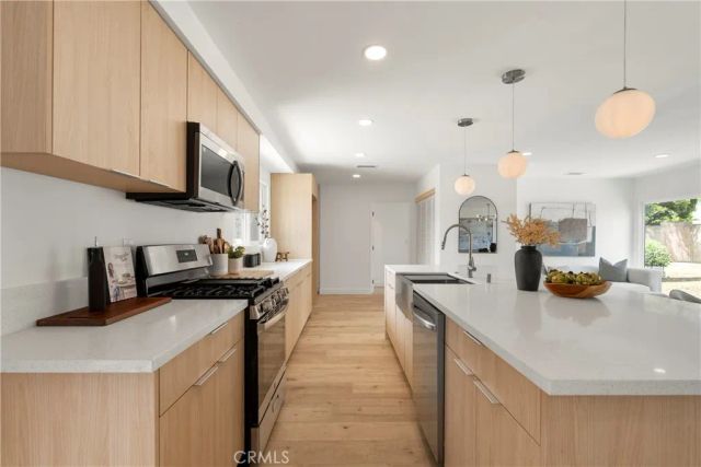 21731 Bryant, Canoga Park, CA 91304
