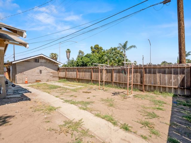 3957 E Verrue Avenue, Fresno, CA 93702