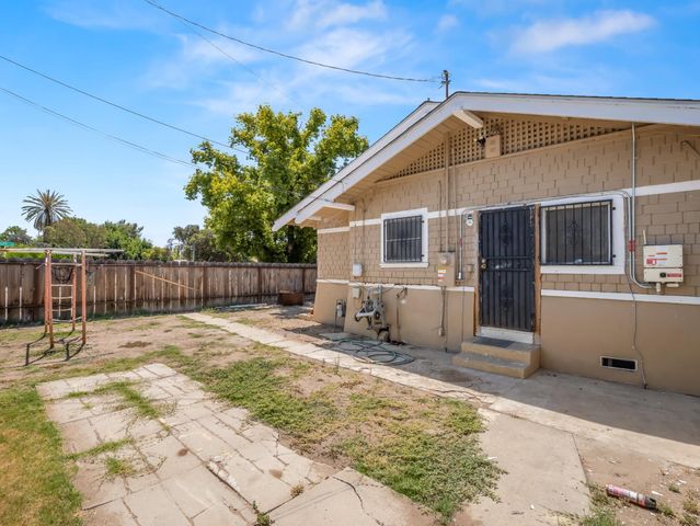 3957 E Verrue Avenue, Fresno, CA 93702