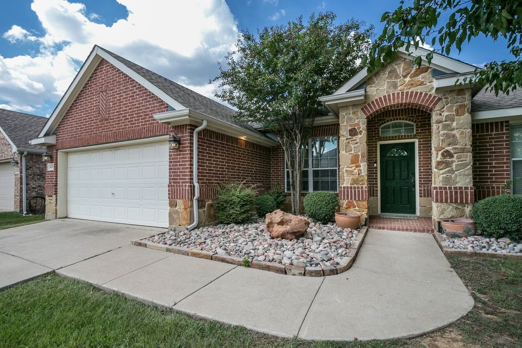2615 Fox Creek Trail, Arlington, TX 76017