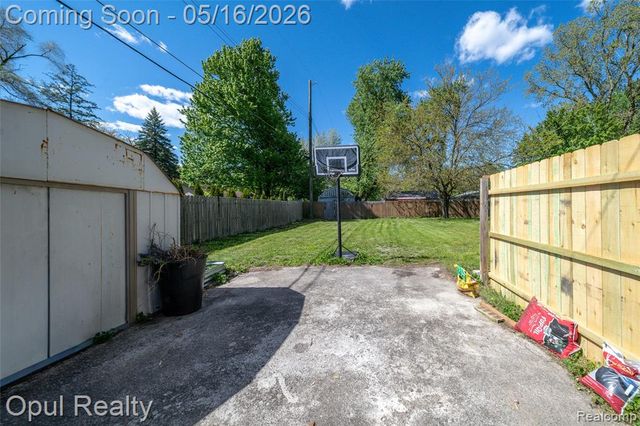 21001 Parker Street, Farmington, MI 48336