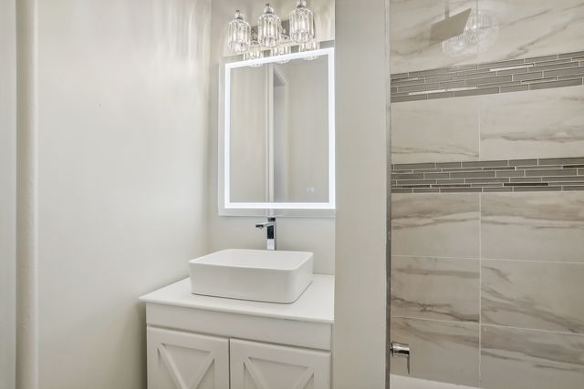 1327 E 52nd Street 202, Chicago, IL 60615