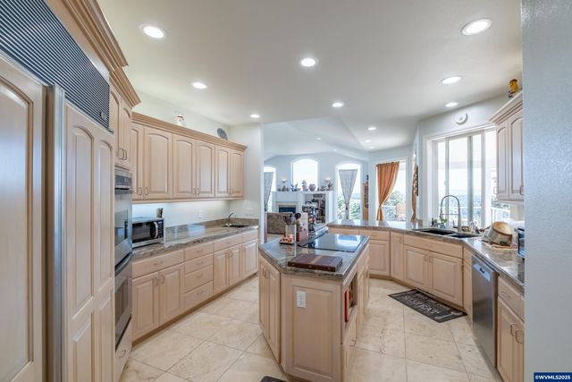 1920 Cochrane Ln, Dallas, OR 97338