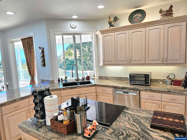 1920 Cochrane Ln, Dallas, OR 97338