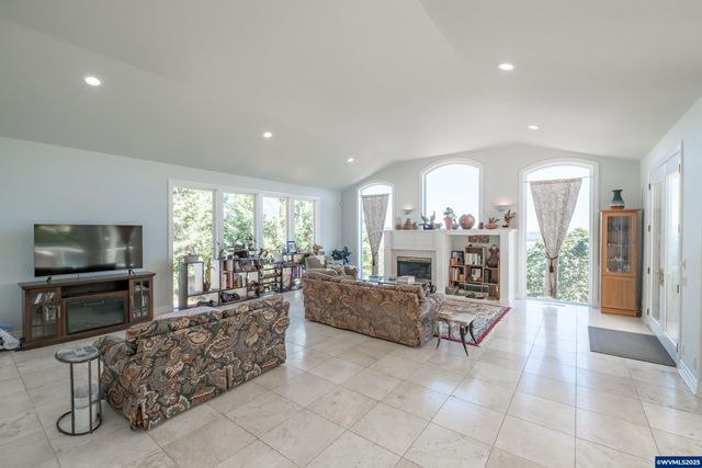 1920 Cochrane Ln, Dallas, OR 97338