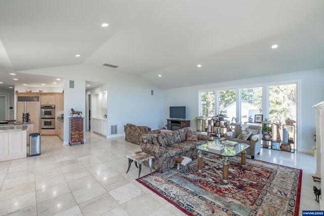 1920 Cochrane Ln, Dallas, OR 97338