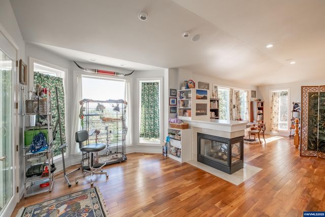 1920 Cochrane Ln, Dallas, OR 97338