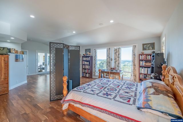 1920 Cochrane Ln, Dallas, OR 97338