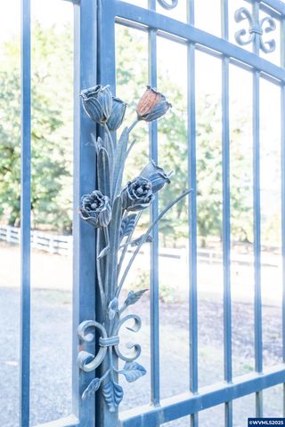 1920 Cochrane Ln, Dallas, OR 97338