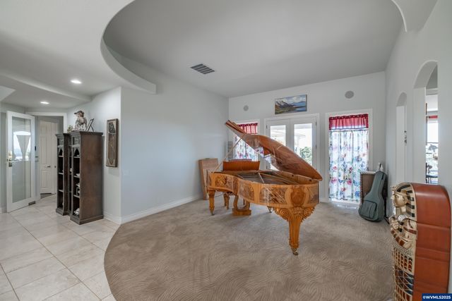 1920 Cochrane Ln, Dallas, OR 97338