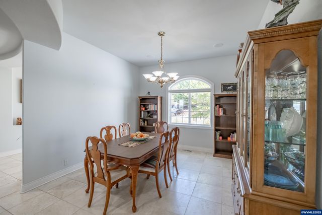 1920 Cochrane Ln, Dallas, OR 97338