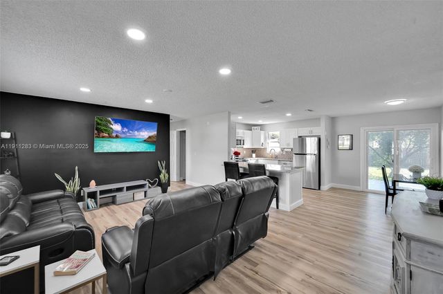 1581 SE Sutton St, Port St. Lucie, FL 34983