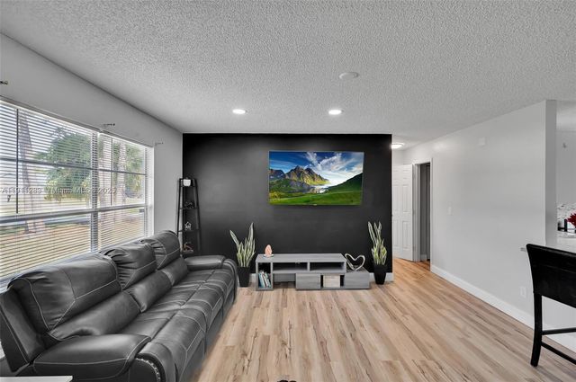 1581 SE Sutton St, Port St. Lucie, FL 34983