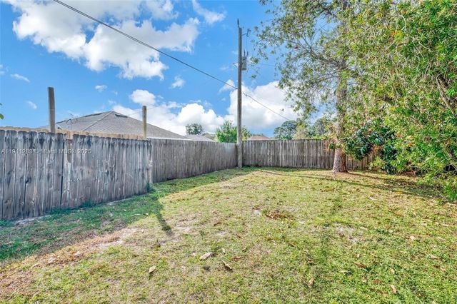 1581 SE Sutton St, Port St. Lucie, FL 34983