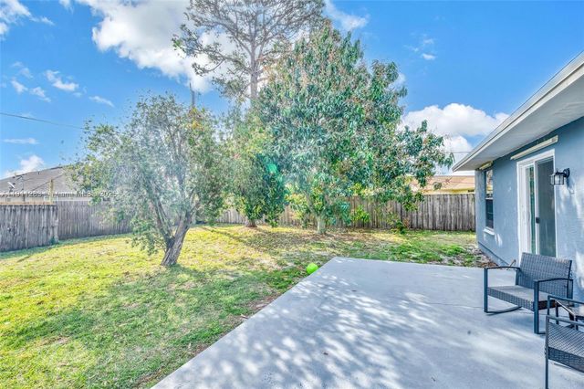 1581 SE Sutton St, Port St. Lucie, FL 34983