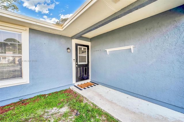 1581 SE Sutton St, Port St. Lucie, FL 34983