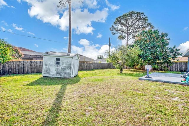 1581 SE Sutton St, Port St. Lucie, FL 34983