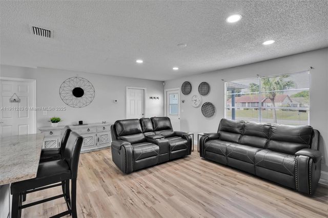 1581 SE Sutton St, Port St. Lucie, FL 34983