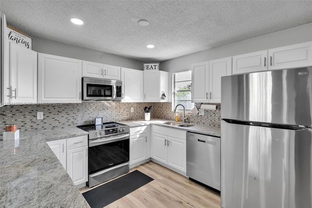 1581 SE Sutton St, Port St. Lucie, FL 34983