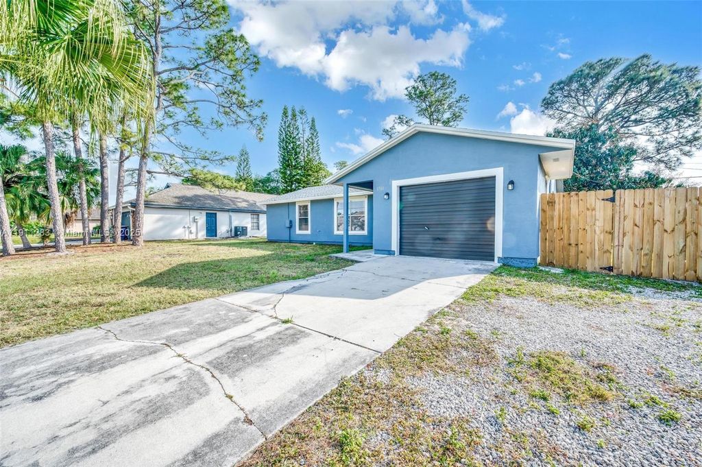 1581 SE Sutton St, Port St. Lucie, FL 34983