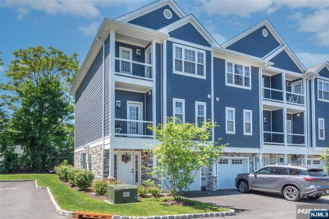 8 Deans Court, Fairfield, NJ 07004