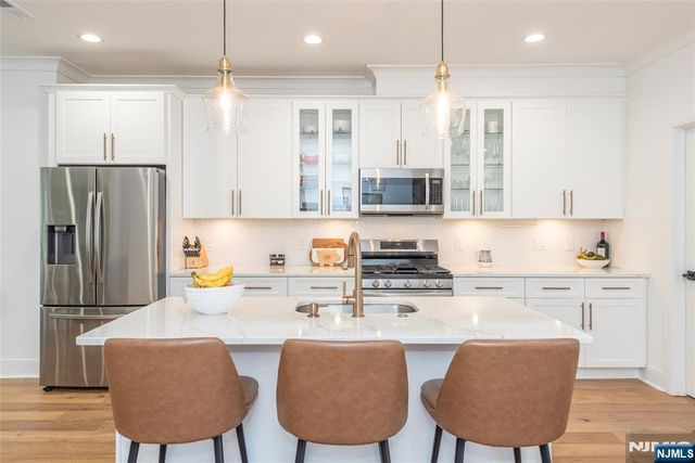 8 Deans Court, Fairfield, NJ 07004